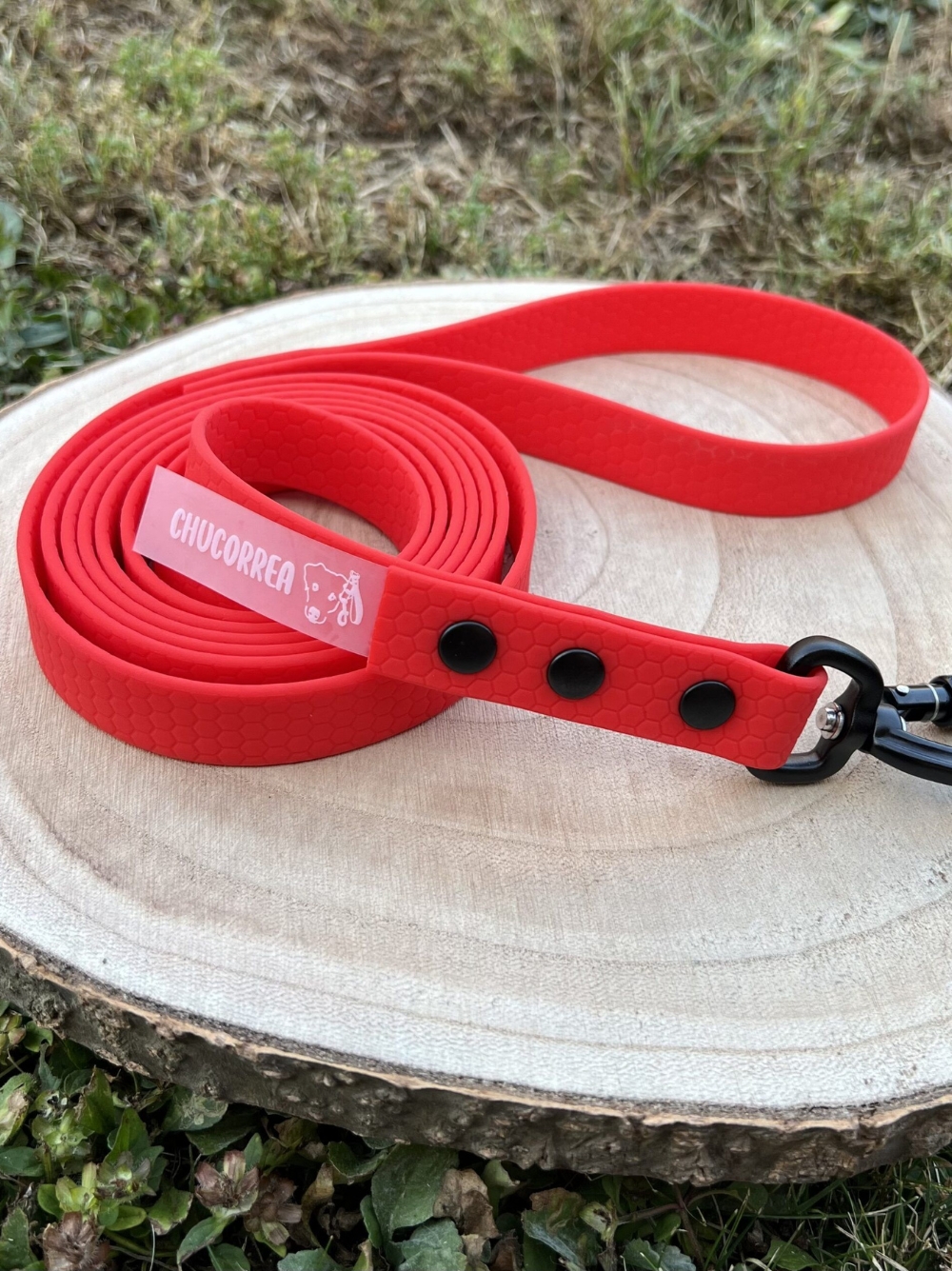 Correa larga roja impermeable y antideslizante tipo biothane marca Chucorrea con mosquetón negro de seguridad.