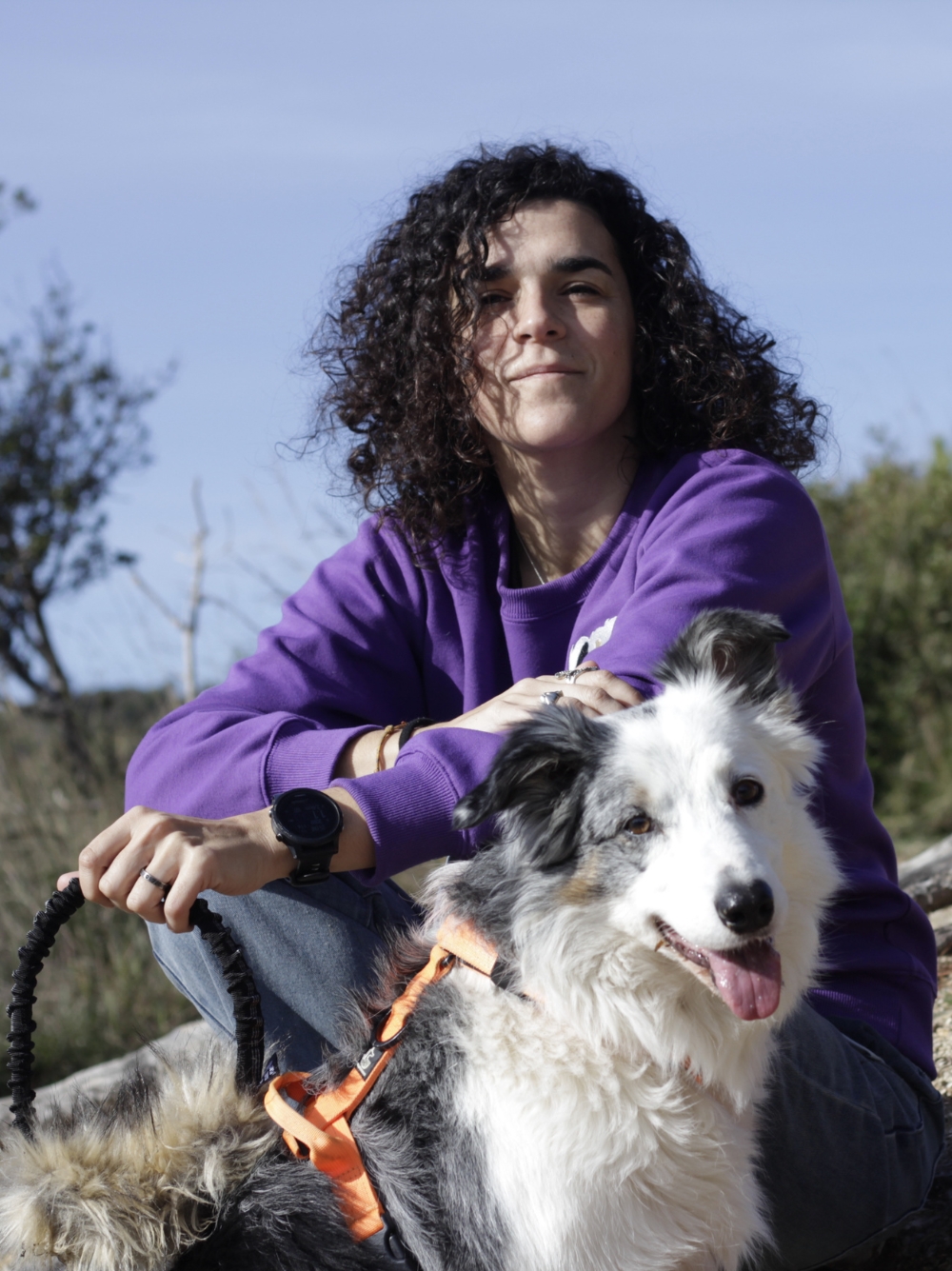 Nei Fuentes, educadora canina en Barcelona, junto a un perro durante una sesión de educación canina respetuosa al aire libre