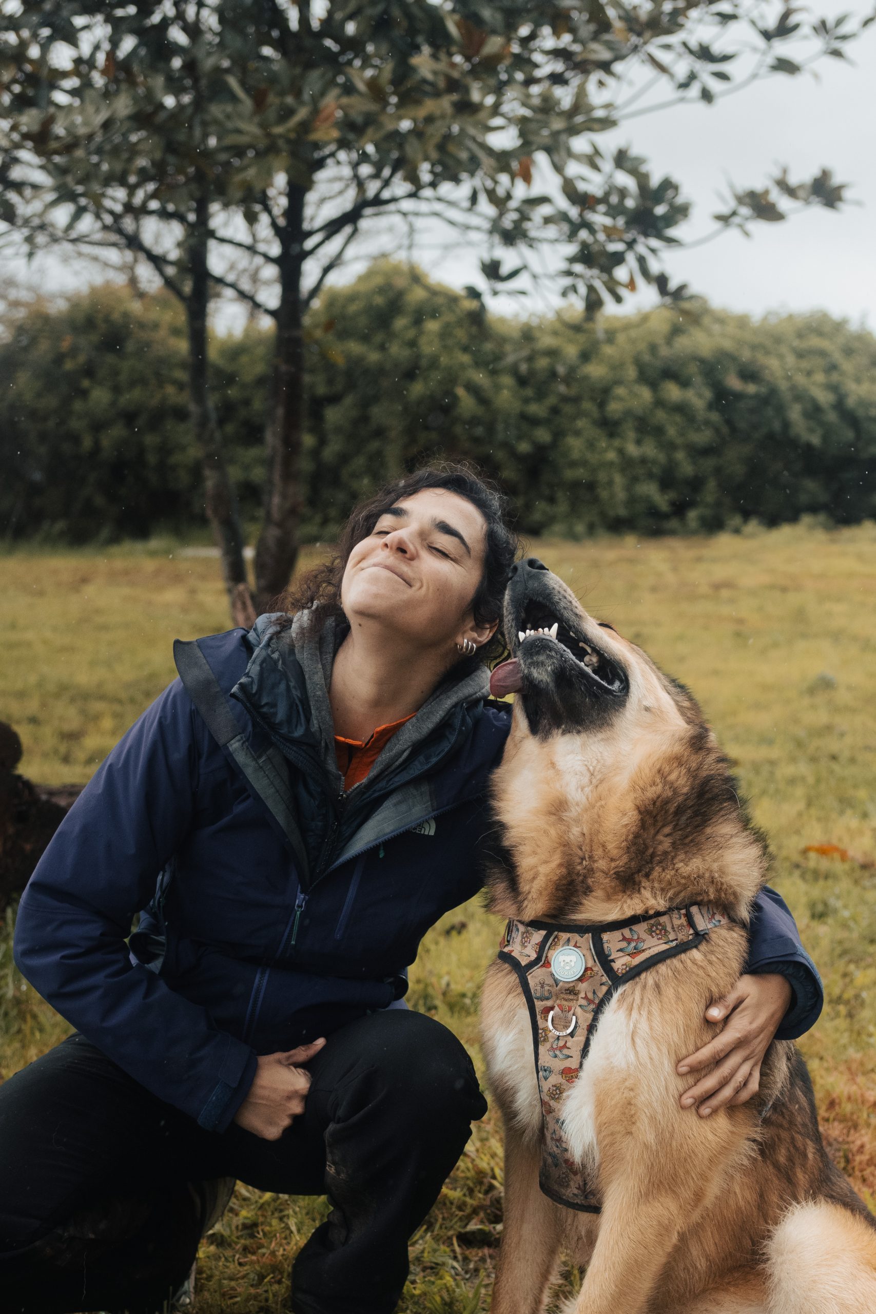 Perro acompañado por su tutora durante un paseo, representando la conexión entre salud física, conducta y bienestar emocional.