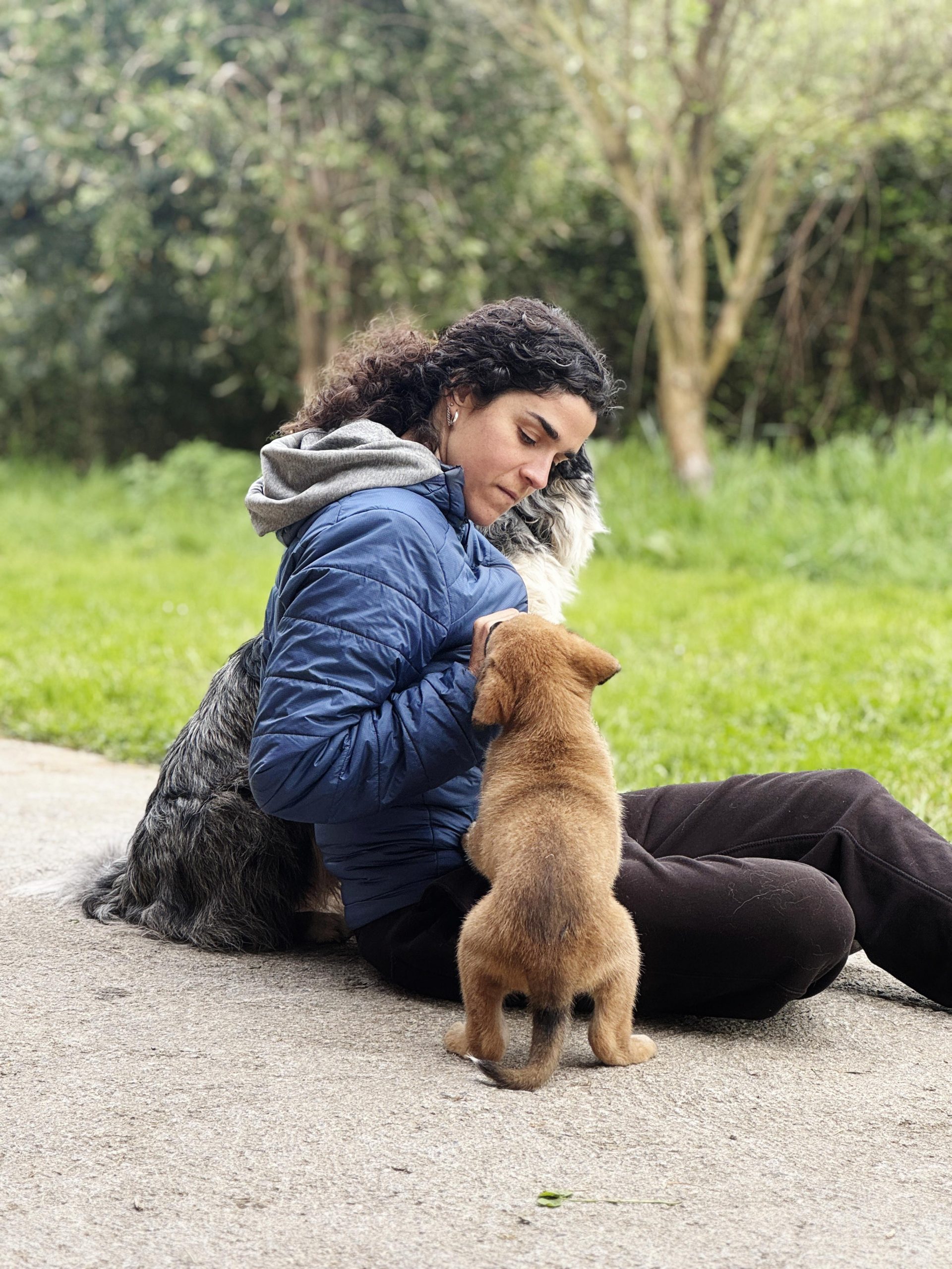 Nei de El Perro Negro con un cachorro durante una sesión de educación canina respetuosa en Barcelona