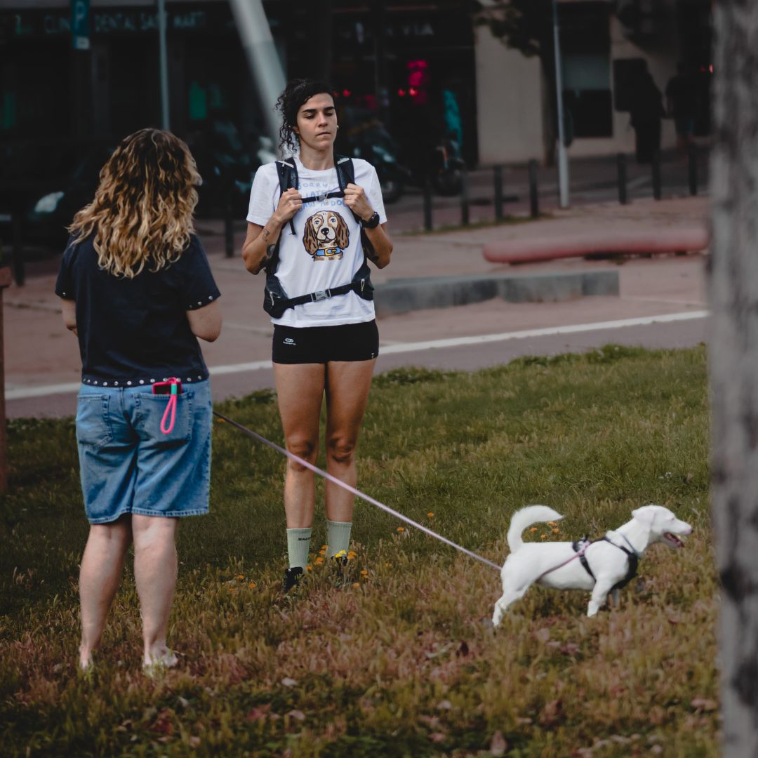 Nei Fuentes, educadora canina de El Perro Negro, con un cachorro durante una sesión de educación de cachorros en Barcelona