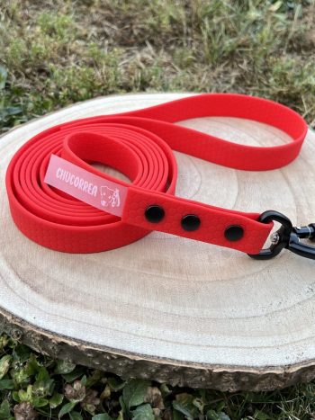 Correa larga roja impermeable y antideslizante tipo biothane marca Chucorrea con mosquetón negro de seguridad.