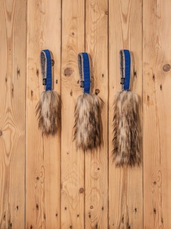 Tres mordedores motivadores de pelo natural con asa azul para juego y entrenamiento canino con descuento.